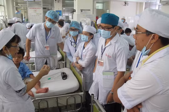 Đổ xô mở ngành đào tạo y khoa: Sư nói sư phải, vãi nói vãi hay!