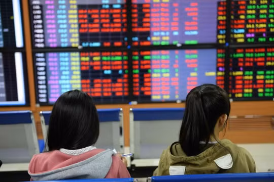 Cổ phiếu dầu khí, bất động sản đồng loạt mất giá khiến Vn-Index 'đỏ rực'