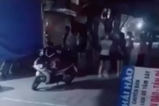 Hà Nội: Xử phạt 24 triệu đồng đối với 8 cá nhân liên quan tới vụ ăn đêm tại chốt kiểm dịch