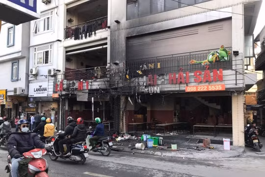 Hà Nội: Cháy lớn tại nhà hàng lẩu 5 tầng trên phố Thượng Đình, khói lửa bốc cao hàng chục mét