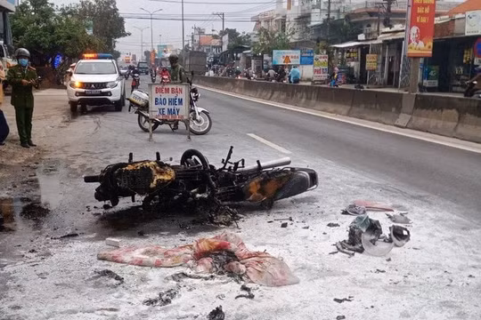 Quảng Nam: Hai xe máy bốc cháy dữ dội sau va chạm giao thông, 2 người bị thương nặng