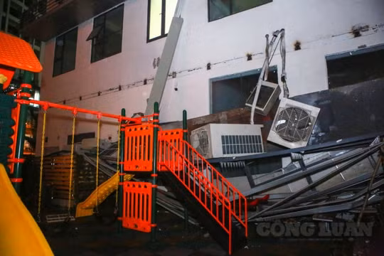 Hà Nội: Sập dàn điều hòa của chung cư An Bình, rơi xuống khu vui chơi của trẻ em