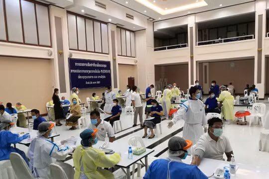13 người Việt ở Lào dương tính Covid-19