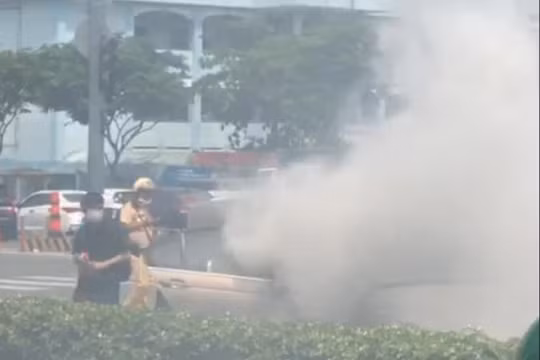 Xe sang BMW bốc khói nghi ngút trên đại lộ Phạm Văn Đồng