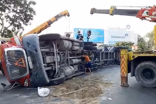 TP. HCM: Xe container bị lật nhào giữa vòng xoay, giao thông ùn tắc kéo dài