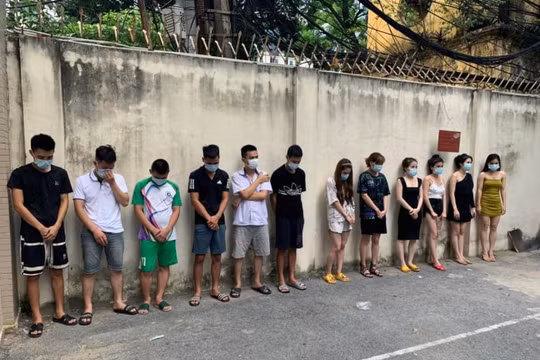 Hà Nội: Tạm giữ 42 nam nữ bay lắc trong quán karaoke