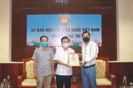 Giữa dịch Covid-19, Hoài Linh giải ngân tiền lũ lụt 2020