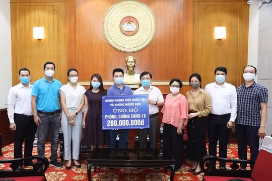 Nhóm phóng viên Quốc hội và những người bạn ủng hộ 200 triệu đồng cho công tác phòng, chống dịch