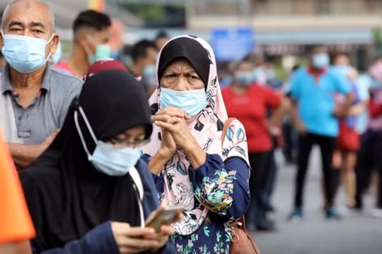 Phong tỏa toàn quốc, dịch Covid-19 ở Malaysia vẫn bùng phát mạnh