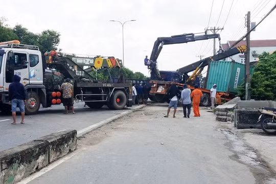 TP.HCM: Xe container tông dải phân cách, quốc lộ 22 ùn tắc nghiêm trọng