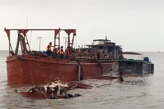 Tàu chở cát 250 tấn bị sóng đánh chìm, 2 thuyền viên may mắn thoát nạn
