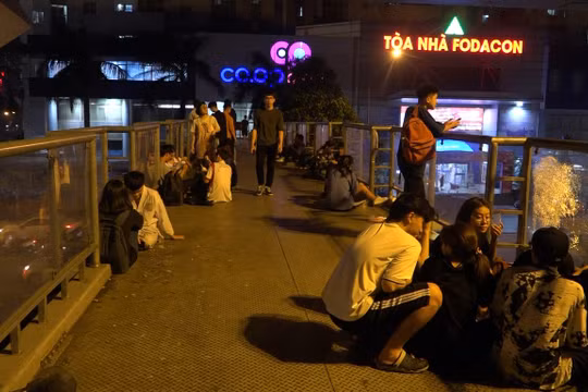 Hà Nội: Nhiều cầu vượt bộ hành lại “cản trở” người đi bộ