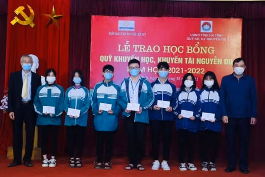 Quỹ Khuyến học, khuyến tài Nguyễn Du trao 349 suất học bổng cho học sinh, sinh viên Hà Tĩnh