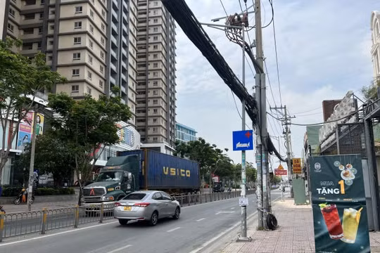 Shipper chở mẹ đi trên đường, bị nhóm thanh niên dàn cảnh cướp điện thoại
