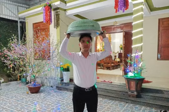 Đội cỗ đi Lễ tế tổ trong ngày khai hạ ở Làng Cam Lâm