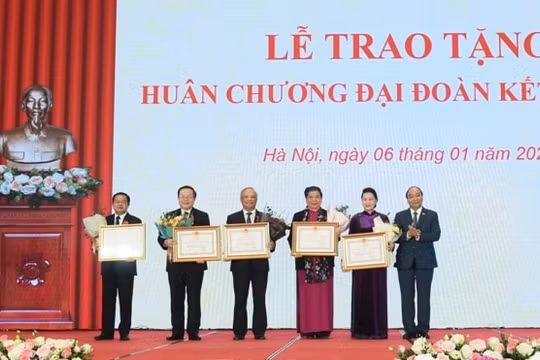 Tặng thưởng Huân chương Đại đoàn kết dân tộc cho lãnh đạo Quốc hội