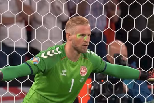UEFA đưa ra án phạt vụ thủ thành Schmeichel bị chiếu laser
