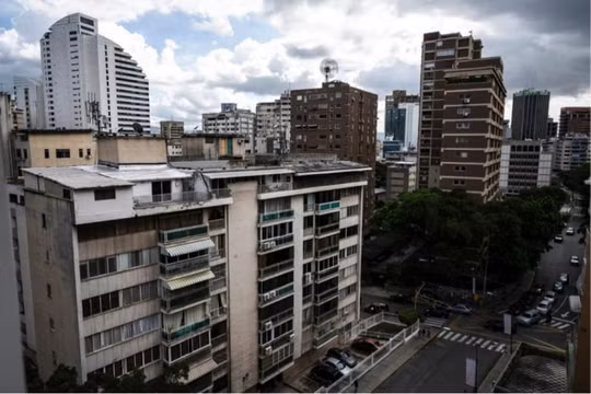 Lạm phát phi mã, dân Venezuela mua nhà bằng những chiếc vali đựng đầy đô-la Mỹ