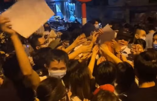 Bí thư Hà Nội yêu cầu làm rõ trách nhiệm lãnh đạo phường để xảy ra chen lấn tiêm vắc xin