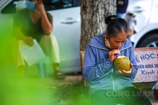 Người dân mua bánh, nước lọc đến "cố thủ" hàng giờ đồng hồ để được tiêm vắc xin