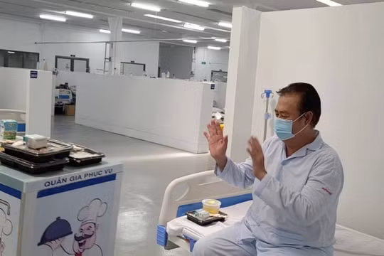 Robot thành “quản gia” đặc biệt giúp bệnh nhân F0 sinh hoạt tiện lợi