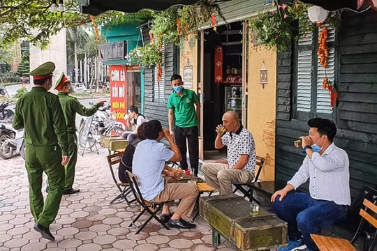 Trái lệnh cấm tụ tập kinh doanh đông người, một cửa hàng tại Long An bị phạt 10 triệu đồng