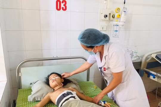 Yên Bái: Cứu sống bé gái bị cây đâm thấu ngực
