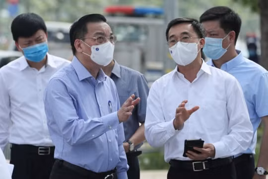 Chủ tịch Hà Nội: Ưu tiên hàng đầu là ngăn chặn mầm bệnh xâm nhập nhưng không “ngăn sông cấm chợ”