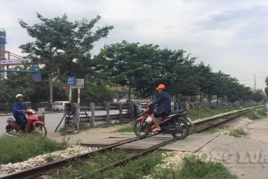 Tới năm 2025, xử lý dứt điểm lối đi tự mở qua đường sắt