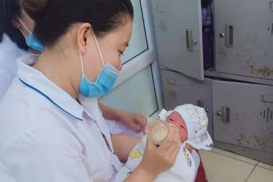 Yên Bái: Phát hiện bé trai sơ sinh bị bỏ rơi