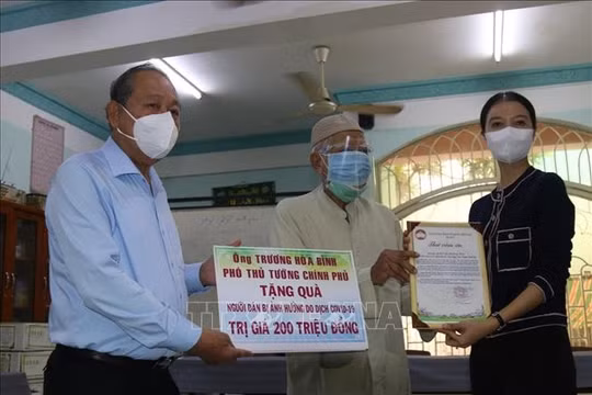 Phó Thủ tướng Trương Hòa Bình tặng quà cho các hộ gặp khó khăn tại TP Hồ Chí Minh