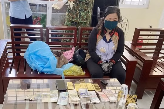 Người phụ nữ vận chuyển 5kg kim loại nghi là vàng 9999