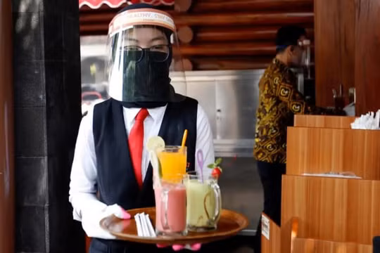 Indonesia nới lỏng dần các hạn chế COVID-19