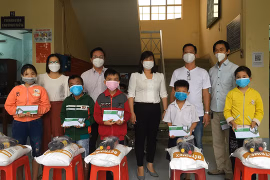 Hội Nhà báo Tây Ninh cùng nhà hảo tâm tặng quà cho trẻ khuyết tật và Nạn nhân chất độc da cam