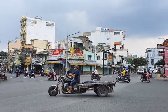Ngày đầu nới lỏng giãn cách, Công an TP. HCM đã kiểm tra đột xuất 3.000 lượt lưu thông