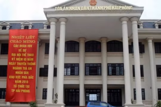Hải Phòng: Nữ thẩm phán bị chặn đầu xe, ném chất bẩn