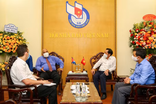 Đại sứ Cuba thăm, chúc mừng Hội Nhà báo Việt Nam