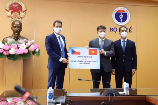 Chính phủ Cộng hoà Séc trao tặng Việt Nam 250.800 liều vaccine phòng COVID-19