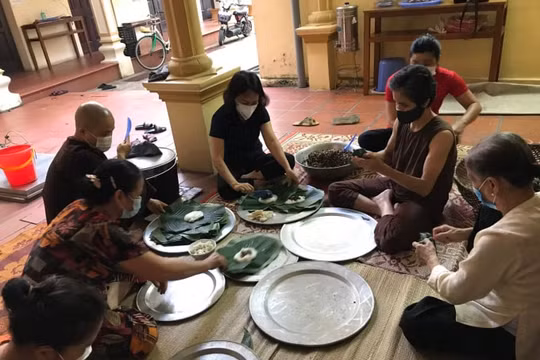 Hà Nội: Nhà chùa gói gần 400 chiếc bánh tẻ tặng lực lượng công an trực chốt kiểm soát COVID-19