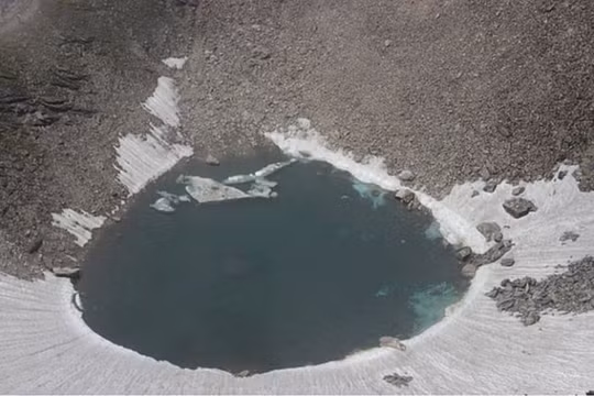 Bí ẩn hồ xương người ngàn năm trên dãy Himalaya