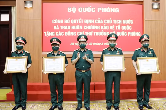 Trao Huân chương Bảo vệ Tổ quốc hạng Ba cho 5 Thứ trưởng Bộ Quốc phòng