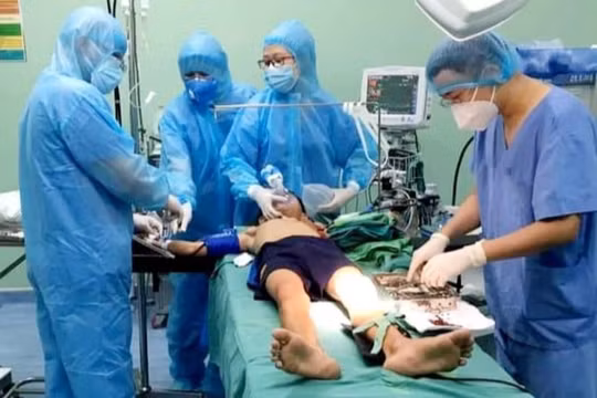 Nghệ An: Bé trai 13 tuổi bị thanh sắt dài khoảng một mét đâm xuyên ngực
