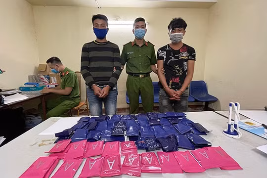 Sơn La: Bắt 2 đối tượng vận chuyển trái phép 18.000 viên ma túy tổng hợp