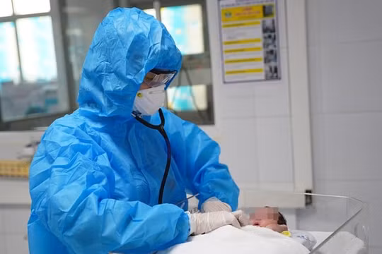 Bác sĩ Nguyễn Trần Nam: Trẻ dưới 6 tuổi mắc COVID-19 ít biến chứng nhưng vẫn cần chăm sóc kỹ