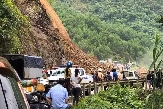 Hà Giang: Quốc lộ 4C ùn tắc kéo dài do sạt taluy dương