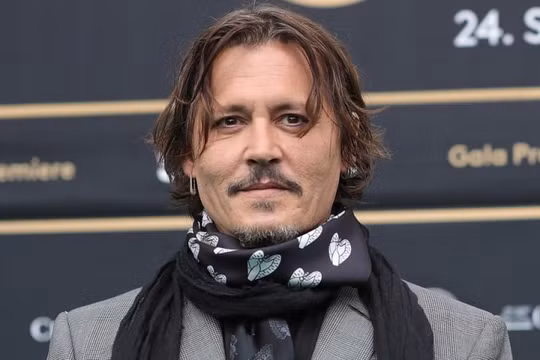 Johnny Depp nhận giải thưởng phim ảnh dù vướng bê bối đời tư