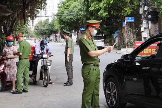 Mua, bán "giấy đi đường" từ hiệu cầm đồ để qua chốt kiểm soát, sẽ bị xử lý như thế nào?