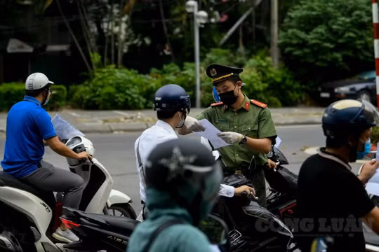 Phát hiện 3 thanh niên mua 9 giấy đi đường ở cửa hàng cầm đồ với giá 12 triệu đồng