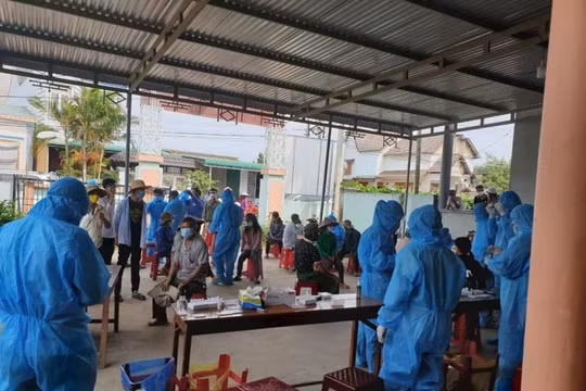 Tạm đình chỉ công tác một chủ tịch xã vì để xảy ra chùm ca bệnh trong tiệc sinh nhật