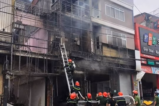 Lào Cai: Cháy lớn tại cửa hàng gas, nhiều tiếng nổ phát ra